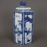 Große Rautenvase mit Deckel - China, allseits dekoriert in Unterglasurblau, Wandung mit von florale