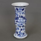 Kleine blau-weiße Vase - unterglasurblau dekorierte 'gu'-förmige Vase aus Porzellan, auf der Wandun