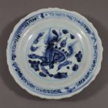 Blau-weißer Teller - China, ausgehende Ming-Dynastie, 16./17.Jh., Porzellan. geschweifte runde Form