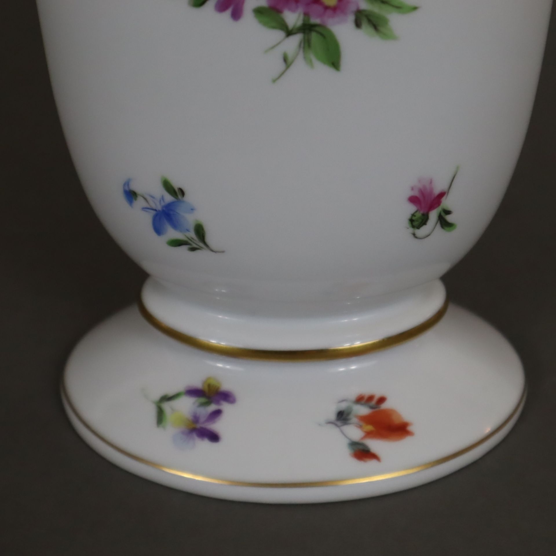 Vase - Herend, Ungarn, Porzellan, polychrom bemalt mit Blumenarrangements und Streublumen, Goldränd - Bild 5 aus 6