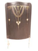 Jugendstil-Kaminschirm - Schweden, um 1900, konvex gewölbte Blechplatte, schwarz lackiert, Vorderse