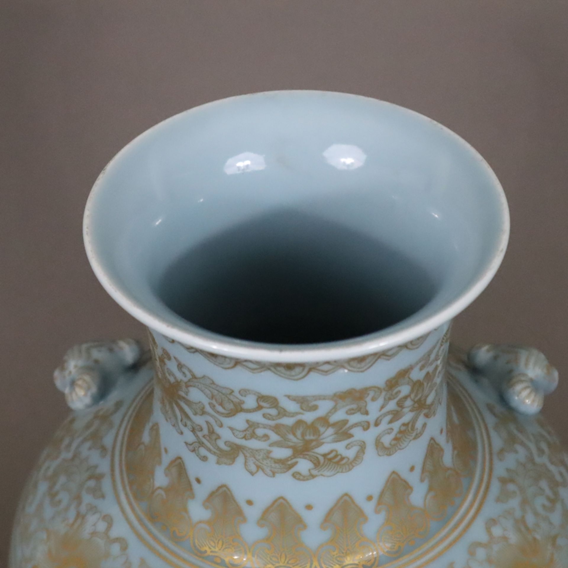 Porzellanvase - China, Dekor mit diversen Ornamentborten auf hellem „Clair-de-lune“-Fond, blau glas - Image 2 of 10