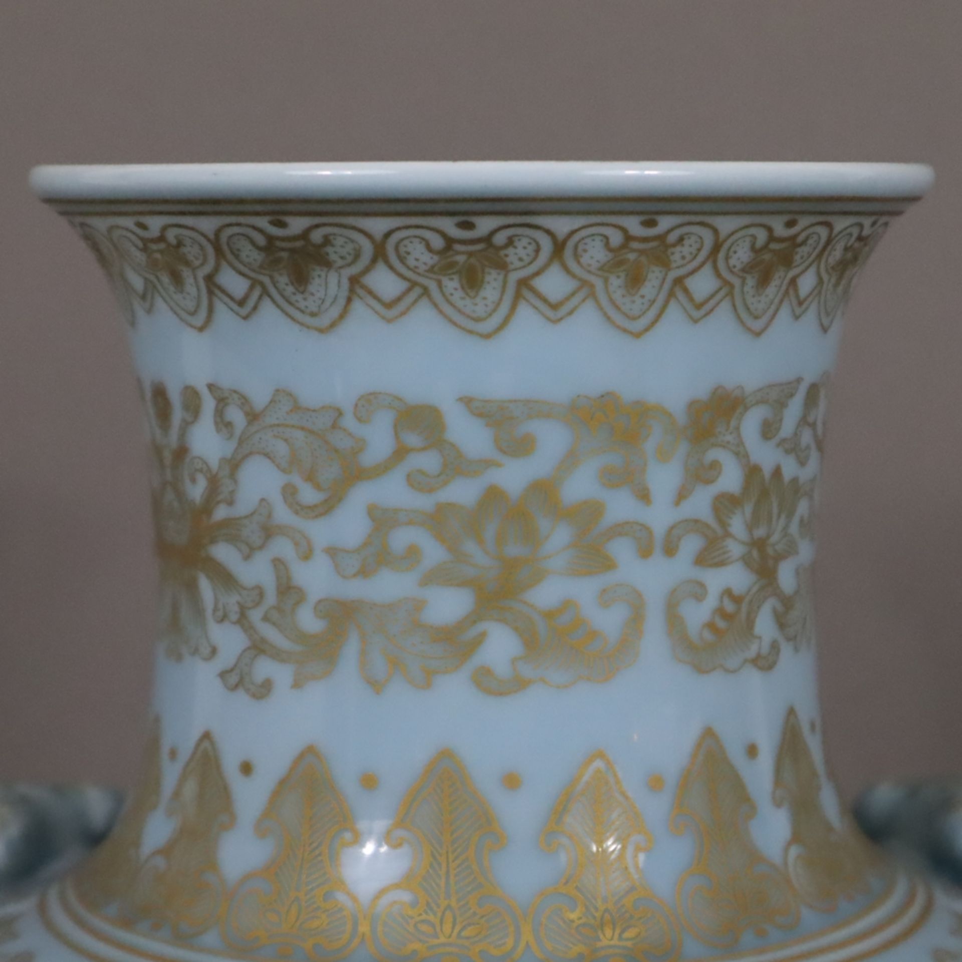 Porzellanvase - China, Dekor mit diversen Ornamentborten auf hellem „Clair-de-lune“-Fond, blau glas - Image 3 of 10