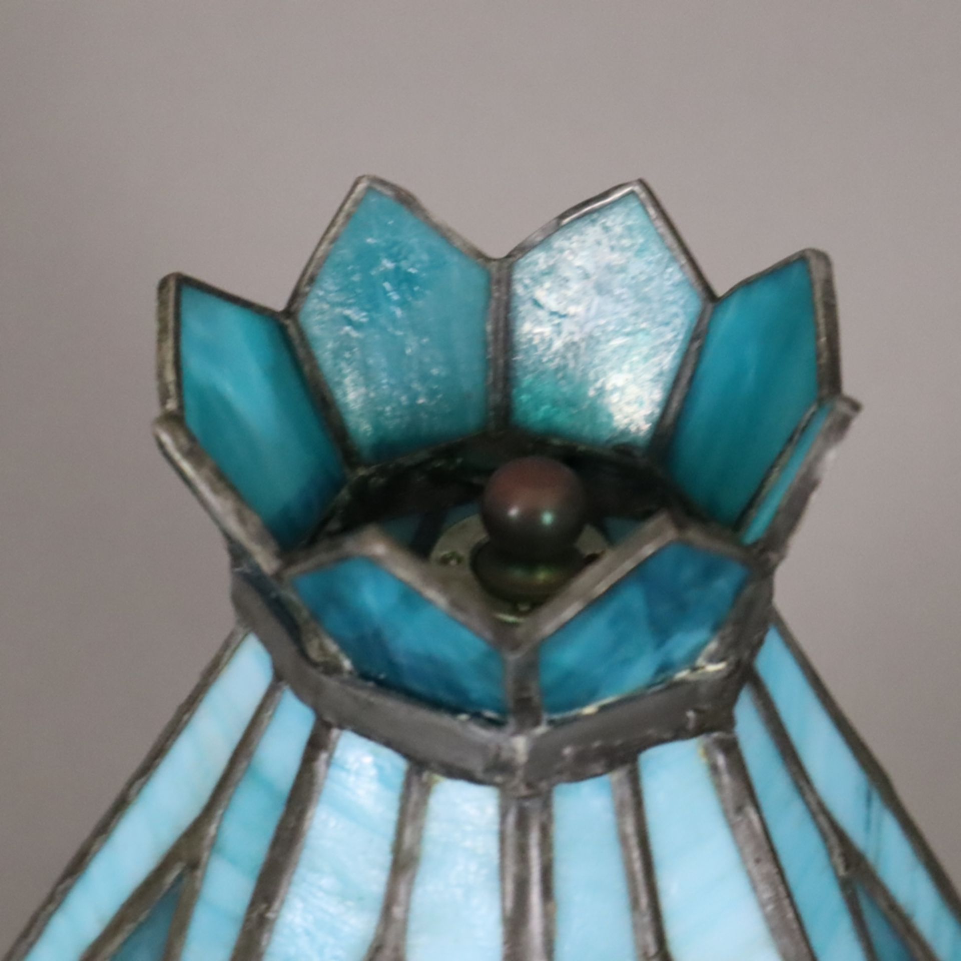 Kleine Tischlampe im Tiffany-Stil - 20.Jh., bronzierter Metallstand in Baumstammoptik, Schirm aus t - Bild 3 aus 5