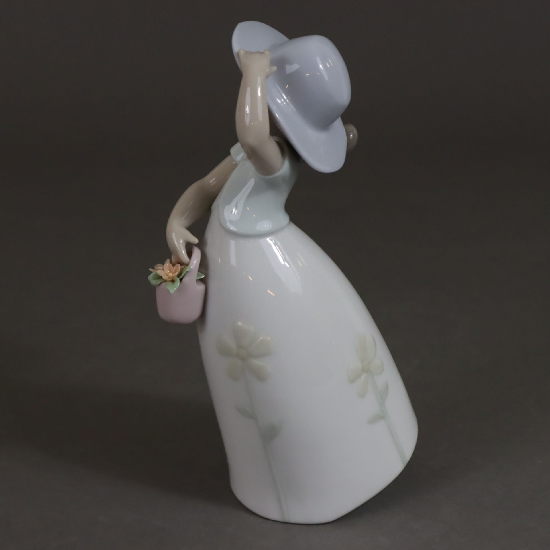 Porzellanfigur "Kleine Margerite" - Lladro, Spanien, Modellnr.8041, Entwurf: Jose Santaeulalia (200 - Bild 2 aus 9