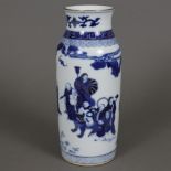 Rouleau-Vase - China, Qing-Dynastie, Porzellan, umlaufend in Unterglasurblau bemalt mit figürlichen