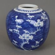 Gebauchter Ingwertopf - China, dekoriert in Unterglasurblau mit Pflaumenblüten an Geäst, bodenseiti