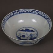 Blau-weiße Schale - China, ausgestellte Form auf Standring, dekoriert in Unterglasurblau, bodenseit