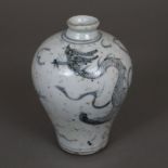 Kleine Drachenvase - China, um 1900, Korpus in Meiping-Form, Wandung mit blauem Drachendekor in Unt