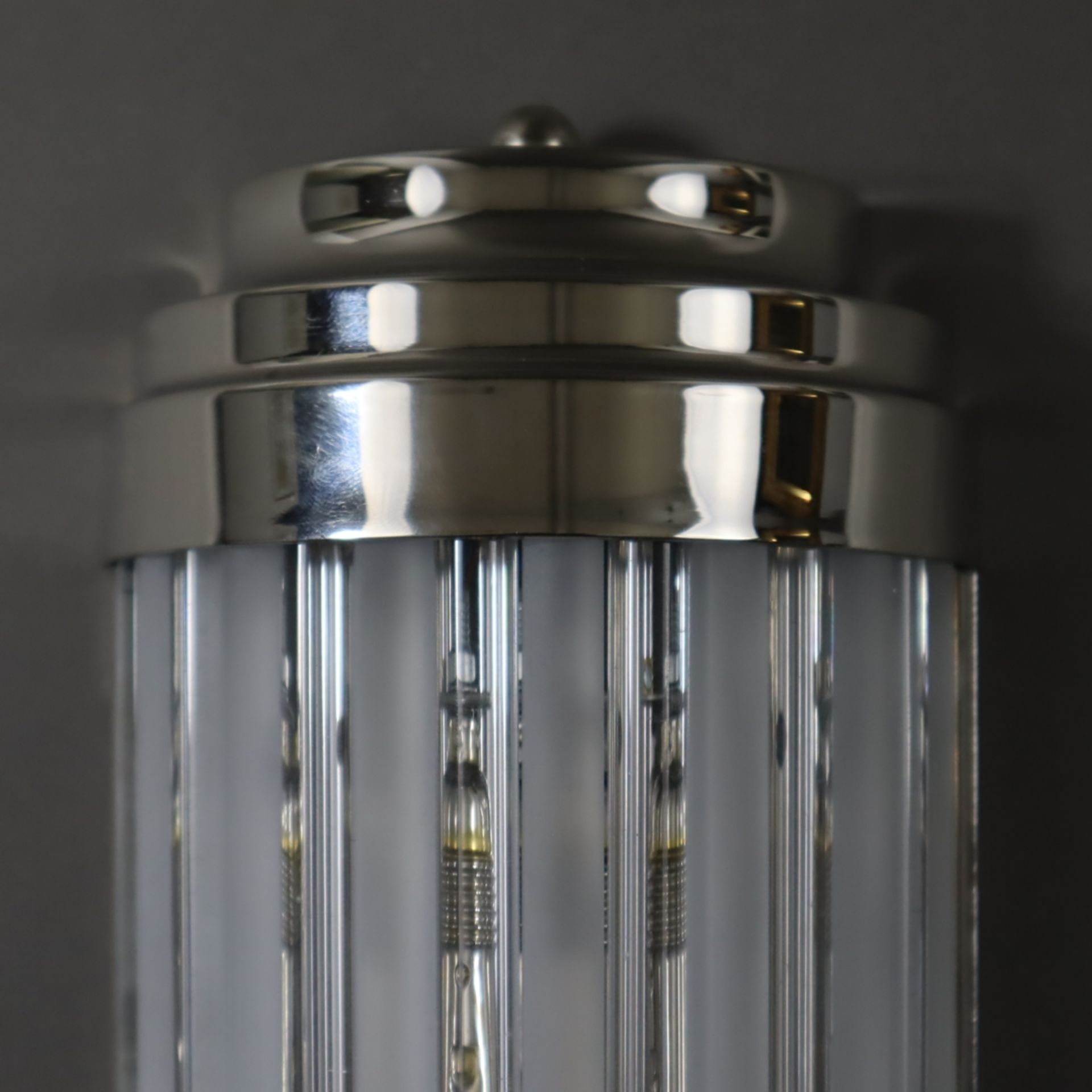 Ein Paar Art-Déco-Wandlampen - Metallmontur, farblose Glasstäbe, teils mattiert, halbrunde kannelie - Bild 4 aus 6