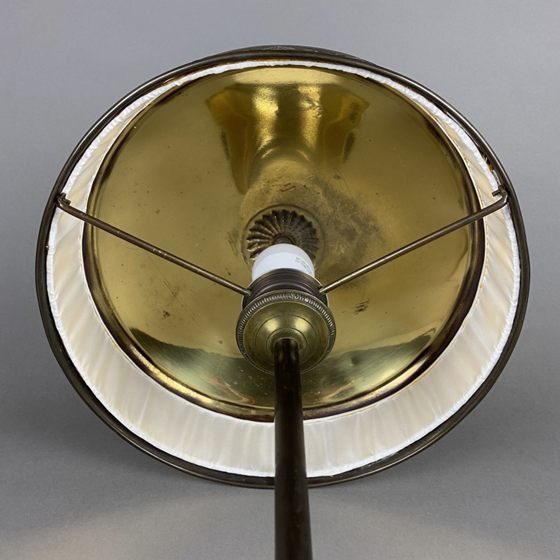 Art Déco-Tischlampe - Messing, brüniert, hoher Balusterschaft, teils offenes Schirmgestell mit geom - Bild 6 aus 6