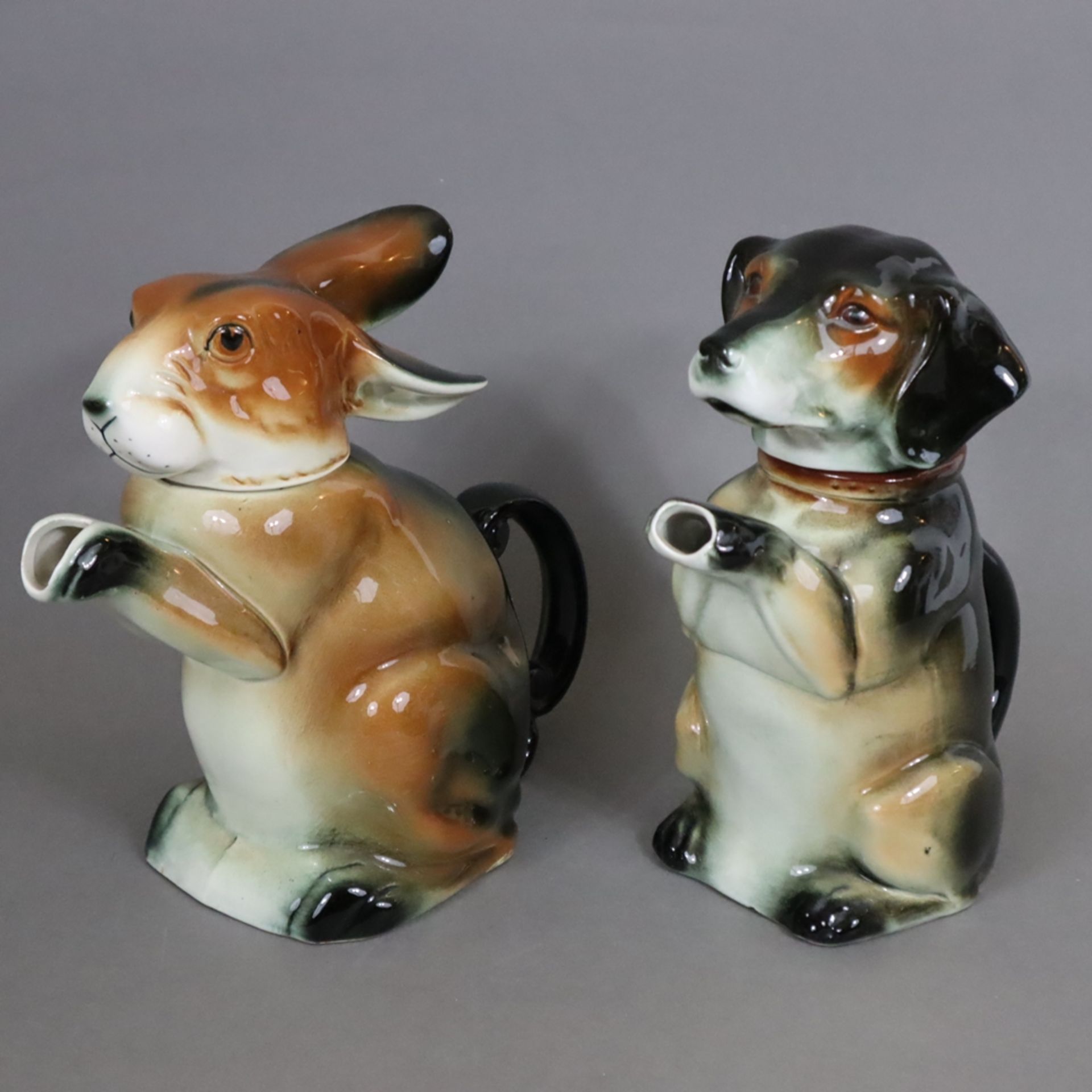 Zwei Scherzkannen "Dackel" und "Hase" - wohl Cortendorf, Keramik, polychrom bemalt, glasiert, Hase 