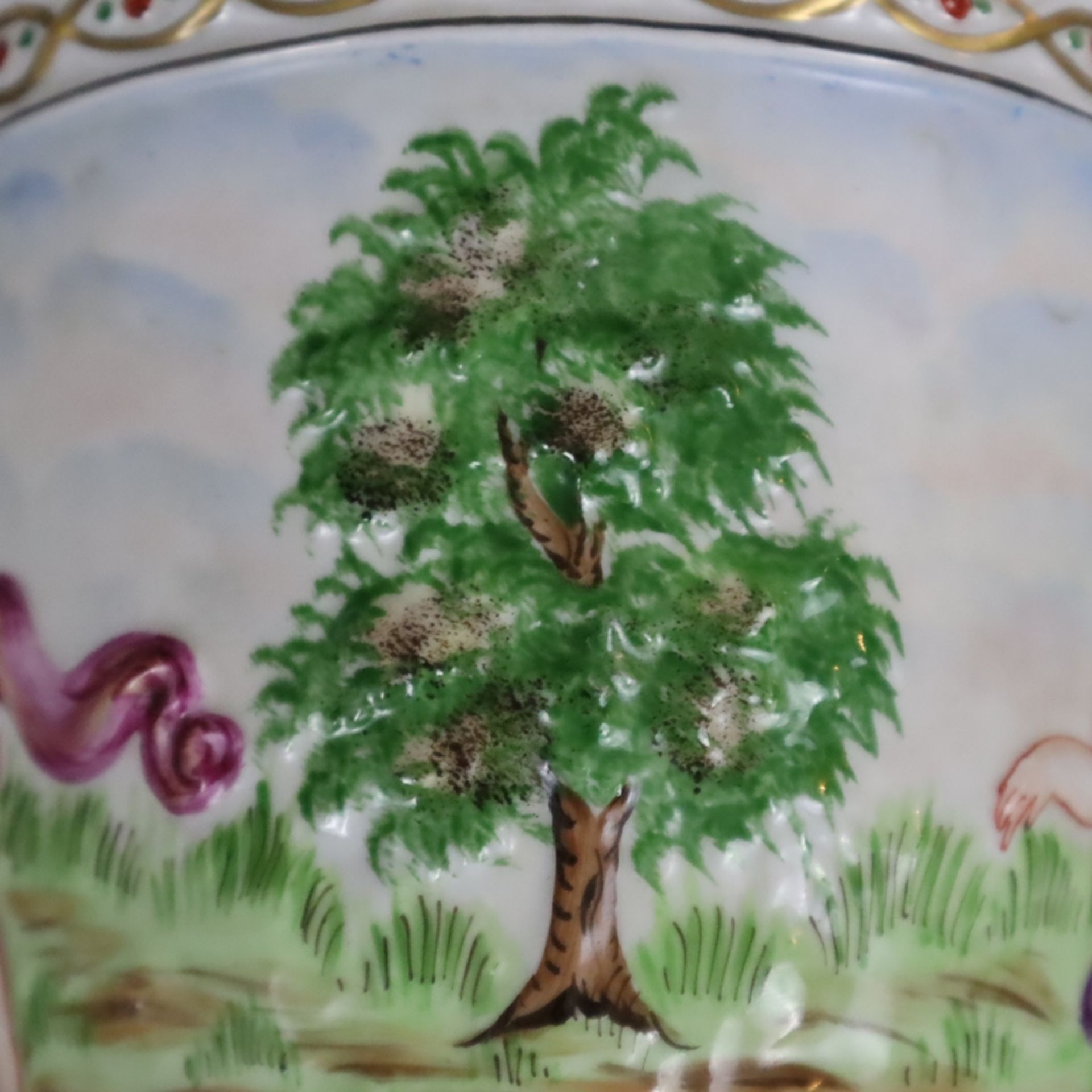 Porzellanvase - ausgestellte Becherform, umlaufend reliefiert mit baumbestandener Landschaft sowie - Image 5 of 9