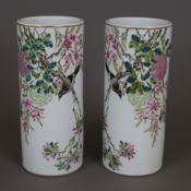 Ein Paar Famille rose-Hutständer - Porzellan, China 20.Jh., fein gemalter Dekor mit blühenden Zweig