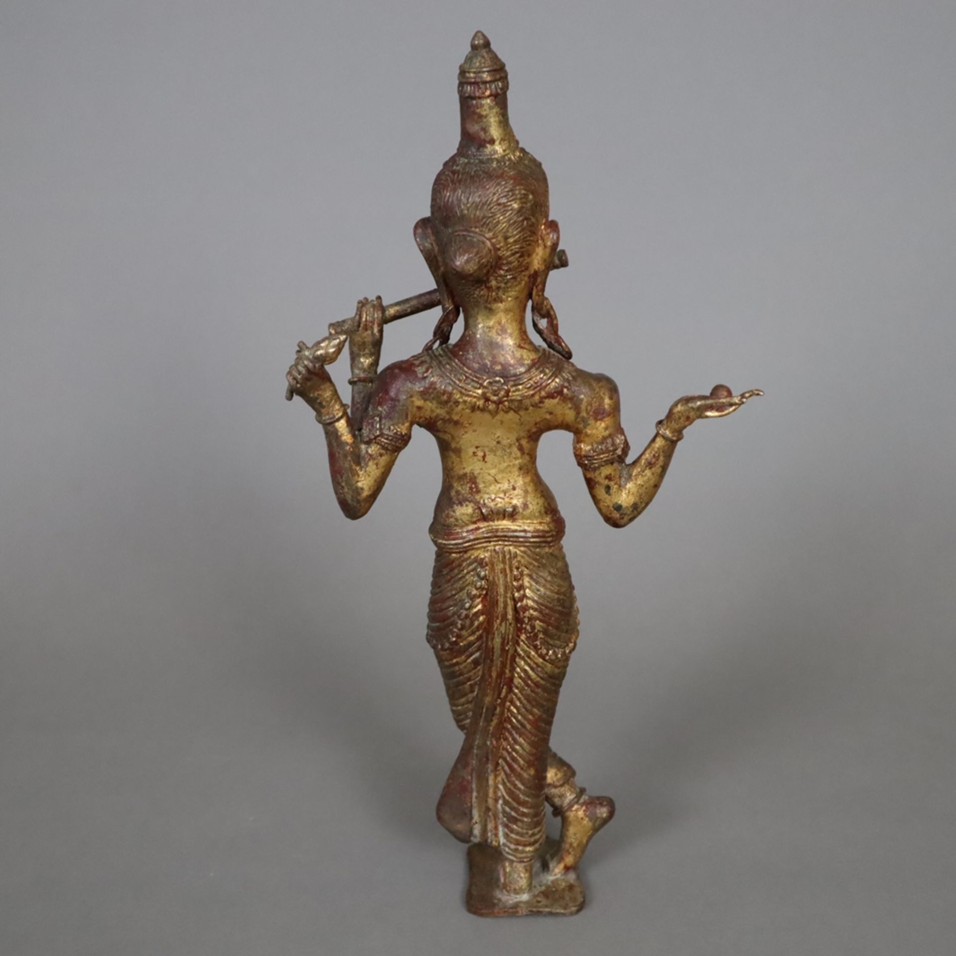 Krishnaitische Figur mit Flöte - Bronzelegierung mit Goldlackfassung, teils berieben, in typischer  - Bild 9 aus 10