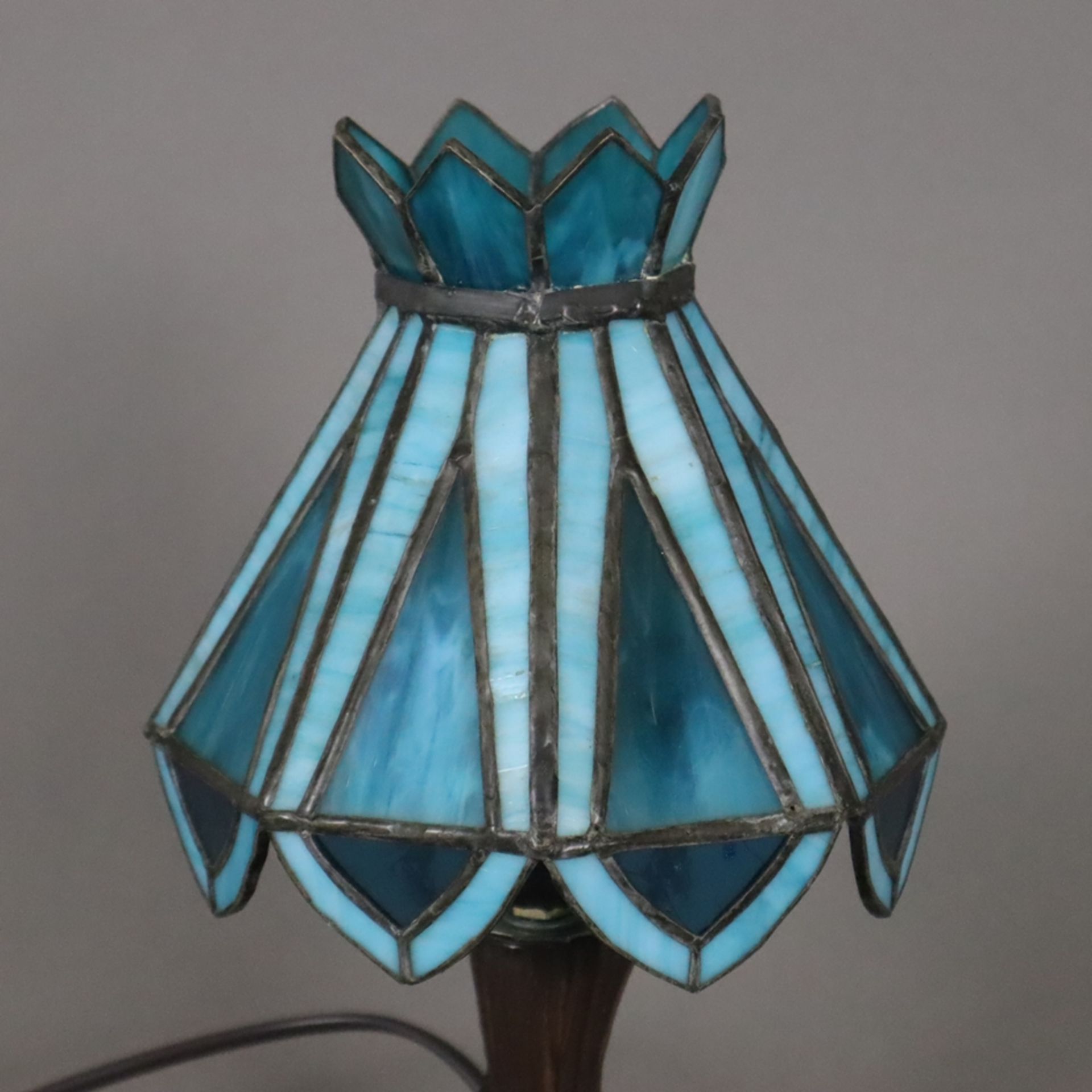 Kleine Tischlampe im Tiffany-Stil - 20.Jh., bronzierter Metallstand in Baumstammoptik, Schirm aus t - Bild 2 aus 5