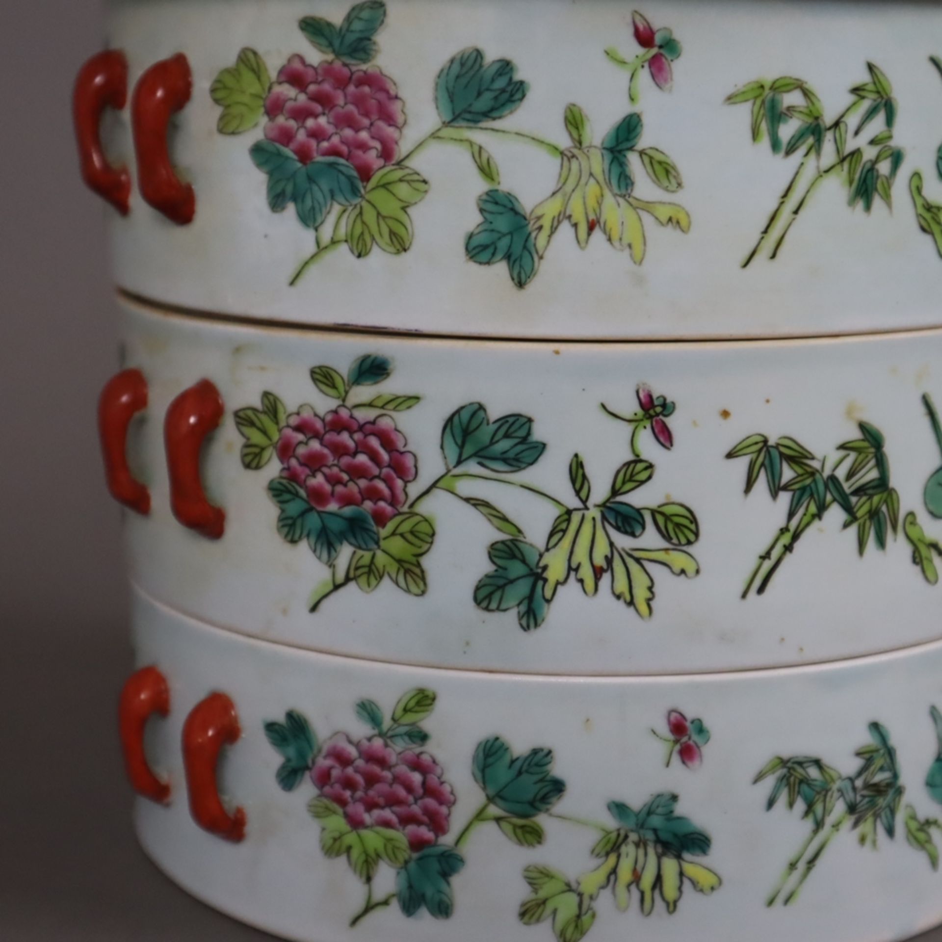 Famille rose-Stapeldose - China, Porzellan, 3tlg., runde Zylinderform aus drei ineinander gestapelt - Bild 4 aus 9