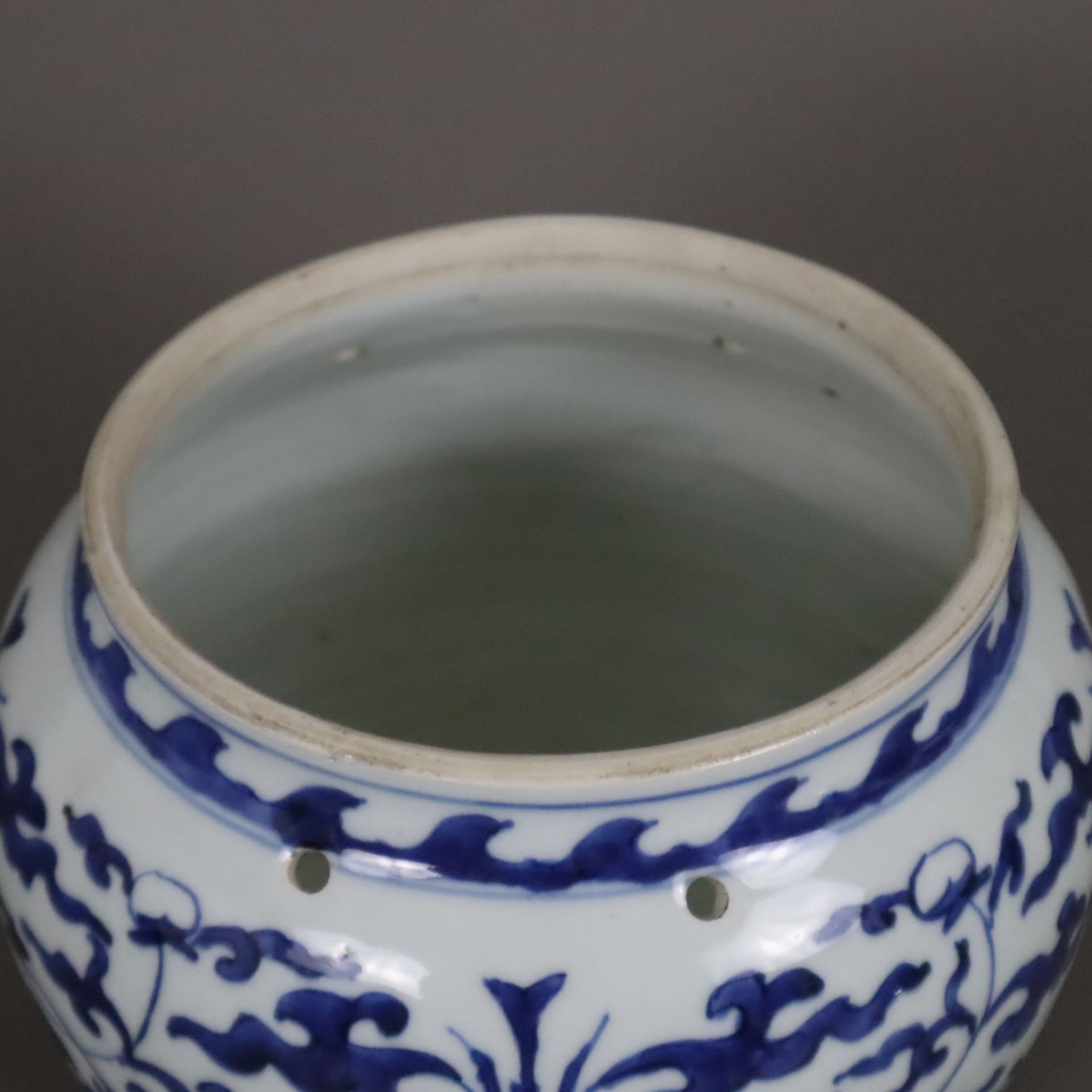 Cachepot - China, Qing-Dynastie, Porzellan, umlaufend mäandrierender Rankendekor mit großen Blüten  - Bild 2 aus 8