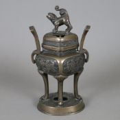 Räuchergefäß - China, Bronzelegierung, ovale Plinthe mit mittiger runder Öffnung, rautenförmiger Ko