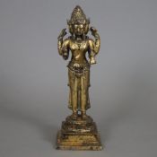 Figurine des Schöpfergottes Brahma - Nordostindien, Metall vergoldet, viergesichtige Gottheit in st