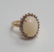 Opalring mit Diamanten - Gelbgold 585/000 (14Kt.), gestempelt, mittig 1 ovaler Opalcabochon von 4,0