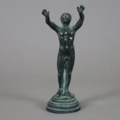 Kleine Figur "Knabe mit erhobenen Armen" - Metall, dunkel und grün patiniert in Bronzeoptik, auf ru