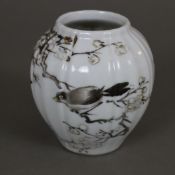 Kleine Vase - Porzellan, ovoide Wandung mit Rippenstruktur,in Aufglasurfarben bemalt mit blühendem 