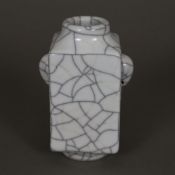 Cong-Vase - China 20.Jh., Glasur mit Craquelé-Netz, seitlich stilisierte Elefantenköpfe als kleine 