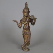 Krishnaitische Figur mit Flöte - Bronzelegierung mit Goldlackfassung, teils berieben, in typischer 