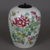 Ovoide Vase mit Holzdeckel - China, Porzellan, großformatiger Blumendekor in polychromen Schmelzfar