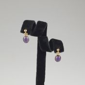 Ein Paar Amethyst-Ohrstecker - Gelbgold 585/000, ovale Abhängungen mit Amethyst-Cabochons, L. ca. 1