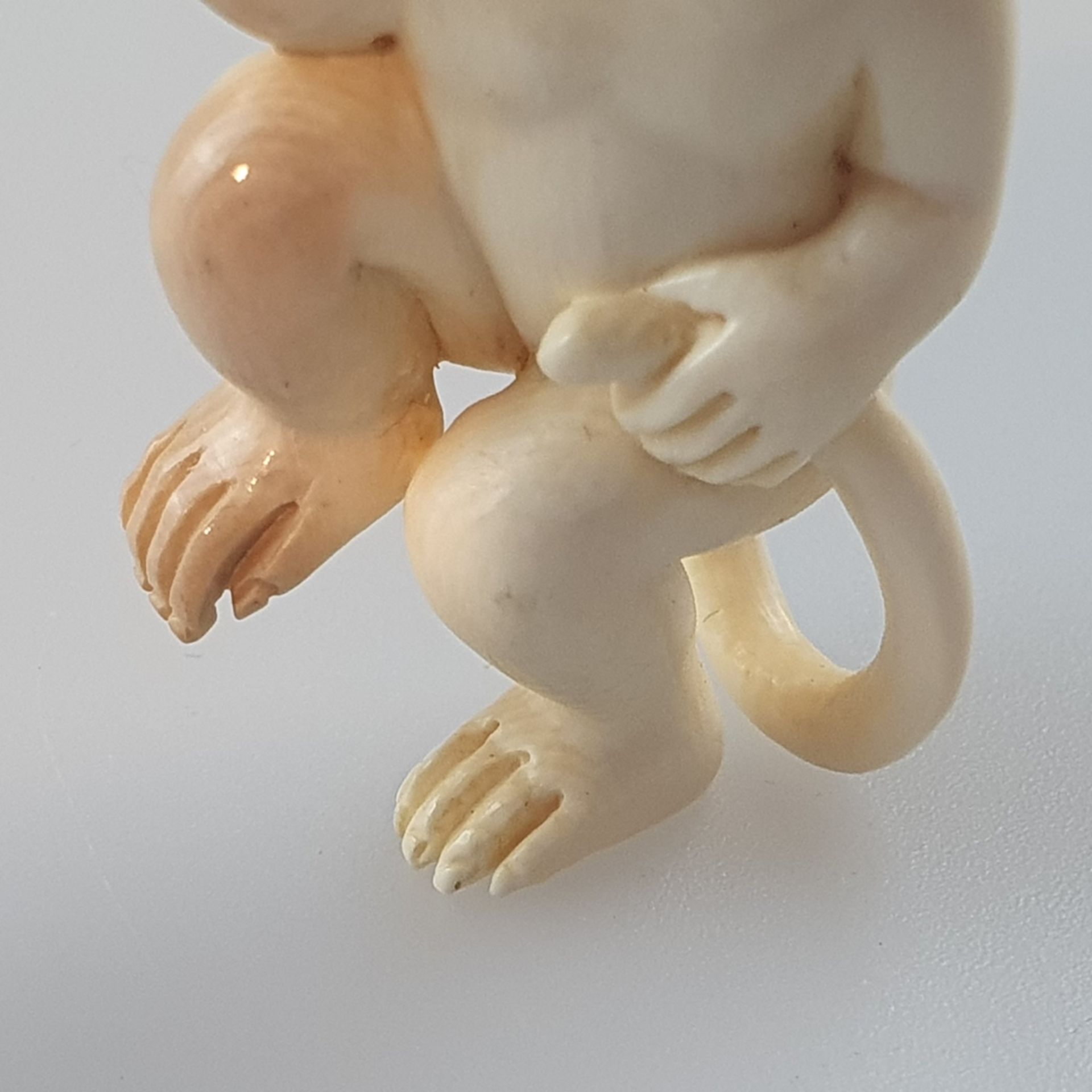 Katabori-Netsuke - Tanzender Affe, feine Elfenbein-Schnitzarbeit, dunkel eingelegte Augen, untersei - Bild 3 aus 6