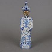 Stehender Mandarin mit Schriftrolle - China, glasiertes Porzellan mit Dekor in Unterglasurblau, Ges