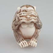 Netsuke - Japan, ca. Taishô-Zeit, Elfenbein geschnitzt, graviert und partiell dunkel eingefärbt, Ka