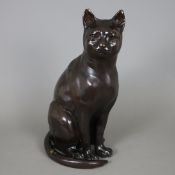 Sitzende Katze - Bronze, dunkel patiniert, naturalistische Darstellung in Lebensgröße, hohl gearbei