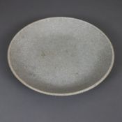 Schale -China, ausgehende Qing-Dynastie, runde Form mit gräulicher Krakelee-Glasur überzogen im Sti