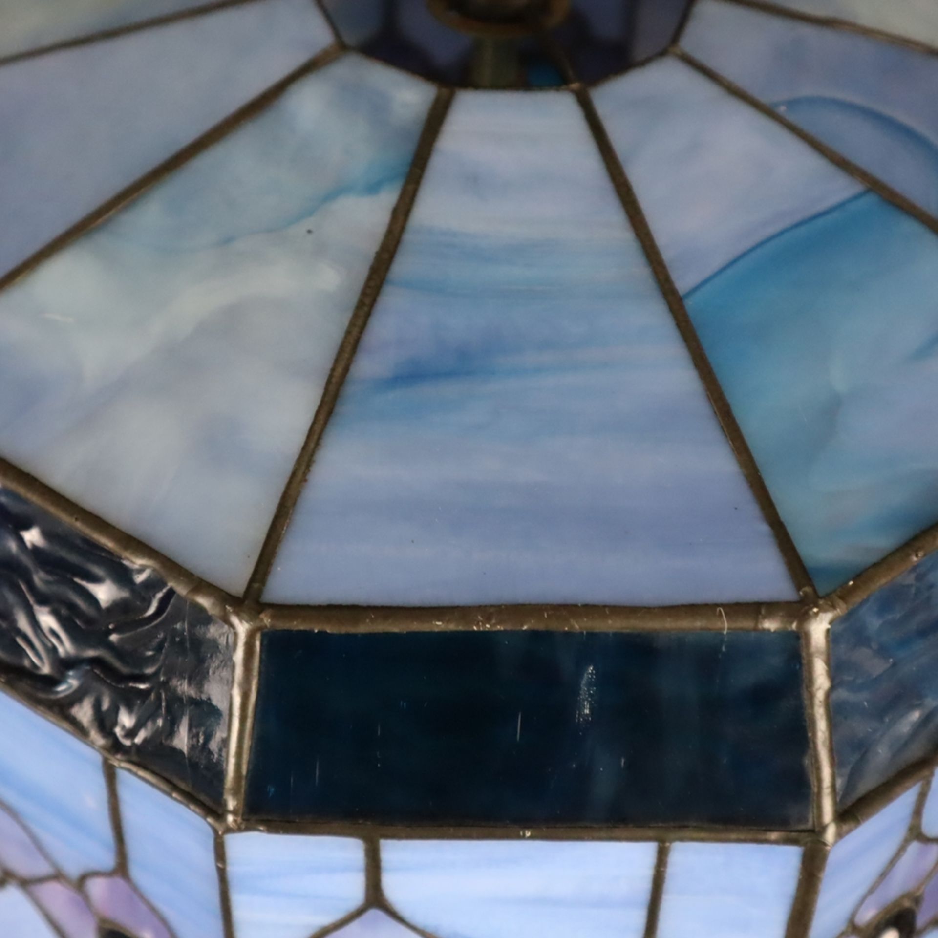 Deckenlampe im Tiffany-Stil - 10-eckiger Glasschirm in blauen und lilafarbenen Tönen, Bleibänder, s - Bild 6 aus 6