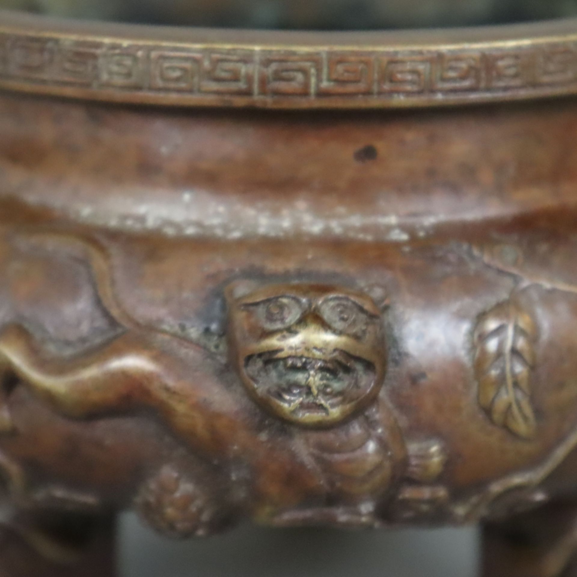 Räuchergefäß - Bronze, gedrungener runder Korpus auf drei geschwungenen Beinen mit Elefantenköpfen, - Bild 2 aus 10