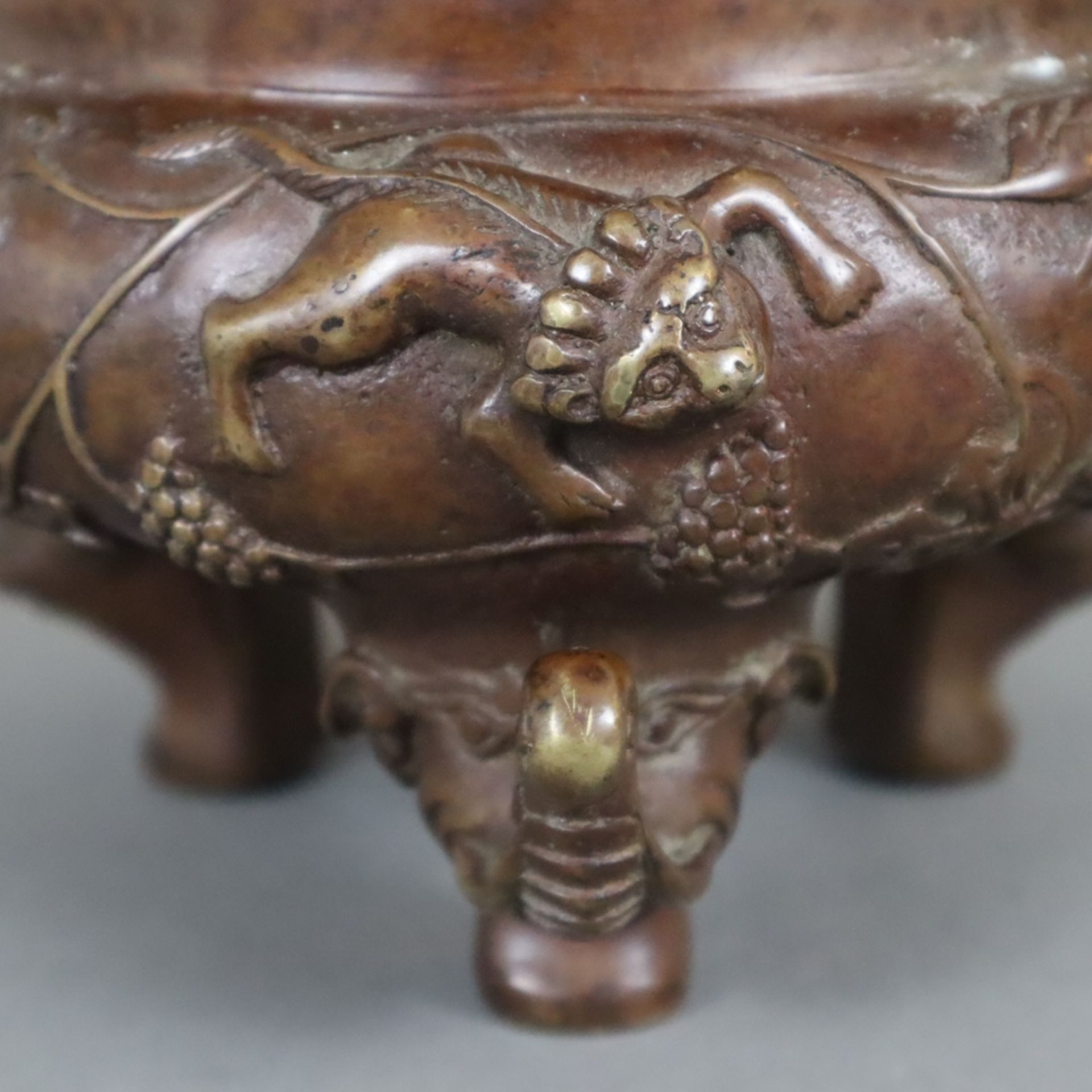 Räuchergefäß - Bronze, gedrungener runder Korpus auf drei geschwungenen Beinen mit Elefantenköpfen, - Bild 5 aus 10