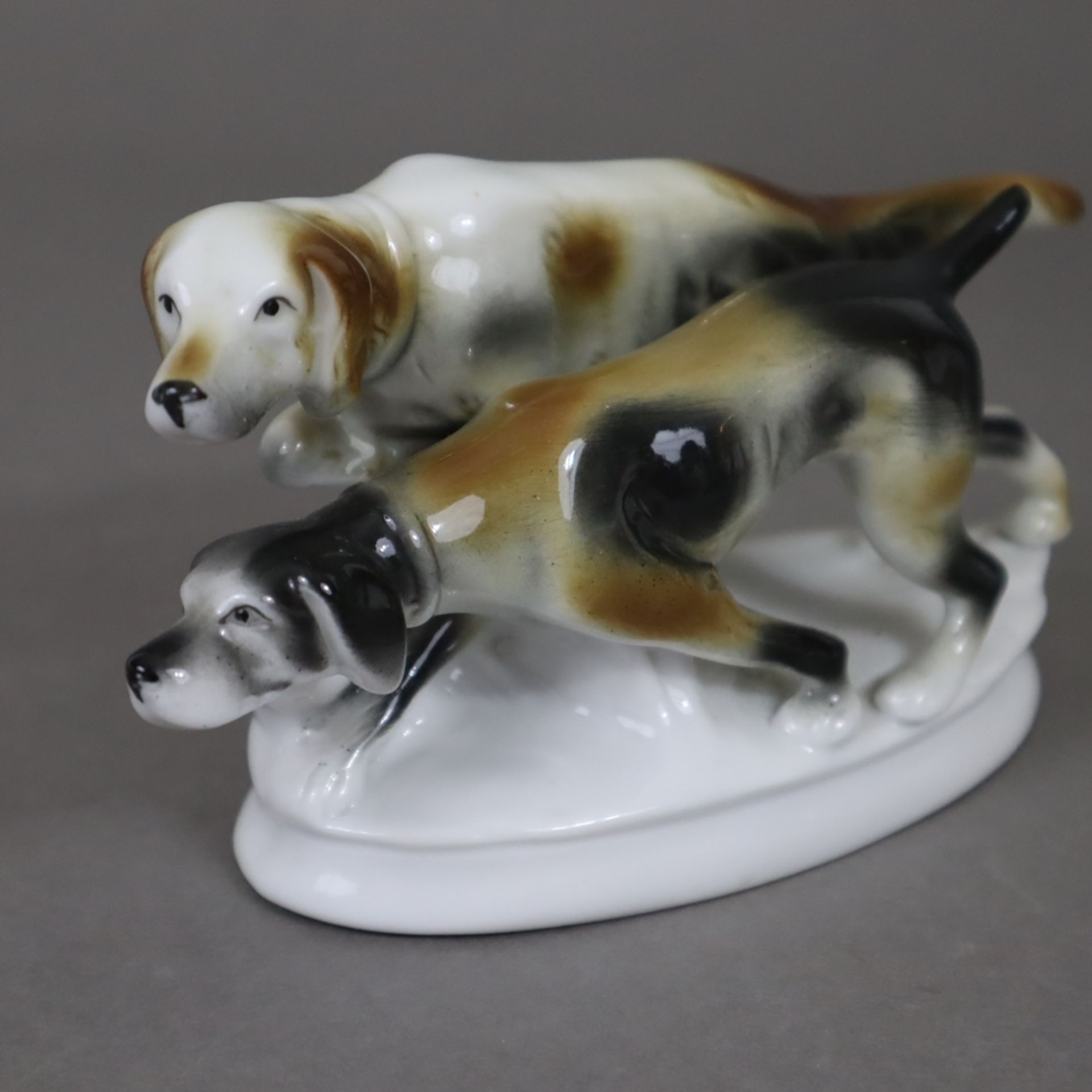 Zwei Hunde-Figurengruppen - Carl Scheidig, Gräfenthal, Porzellan, farbig bemalt, 1x Paar Schäferhun - Bild 5 aus 9