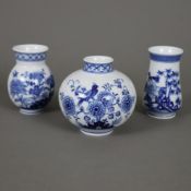 Drei Miniaturvasen - Meissen, 20.Jh., Porzellan, verschiedene Formen und Dekore in Unterglasurblau,