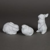 Drei Tierplastiken - AK Kaiser, Biskuitporzellan, weiß, 2 Hasen, 1 Küken, Bodenseite jeweils mit bl