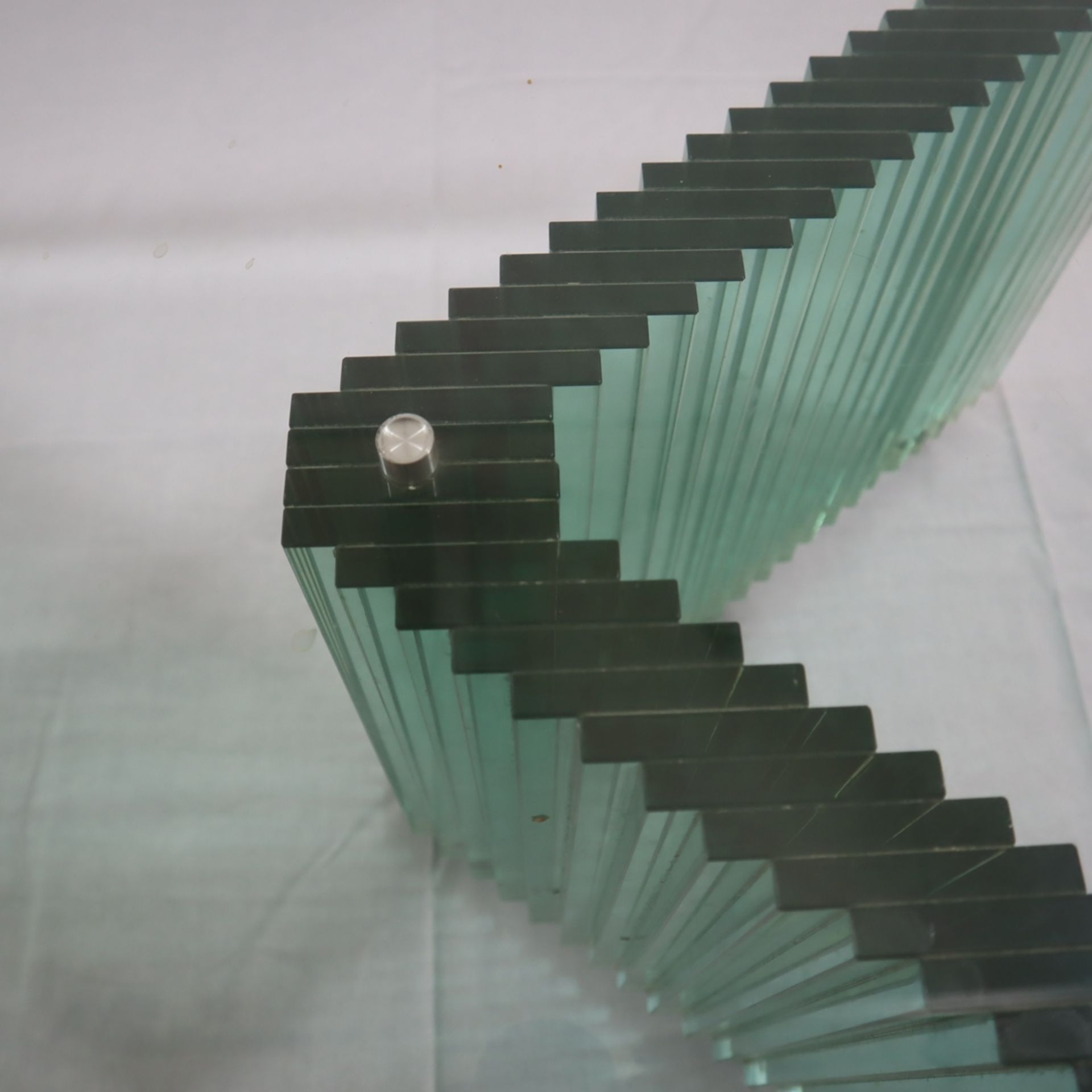 Glas-Couchtisch - 20.Jh., rechteckige facettierte Klarglas-Platte auf zwei treppenförmigen Glasfüße - Bild 4 aus 5