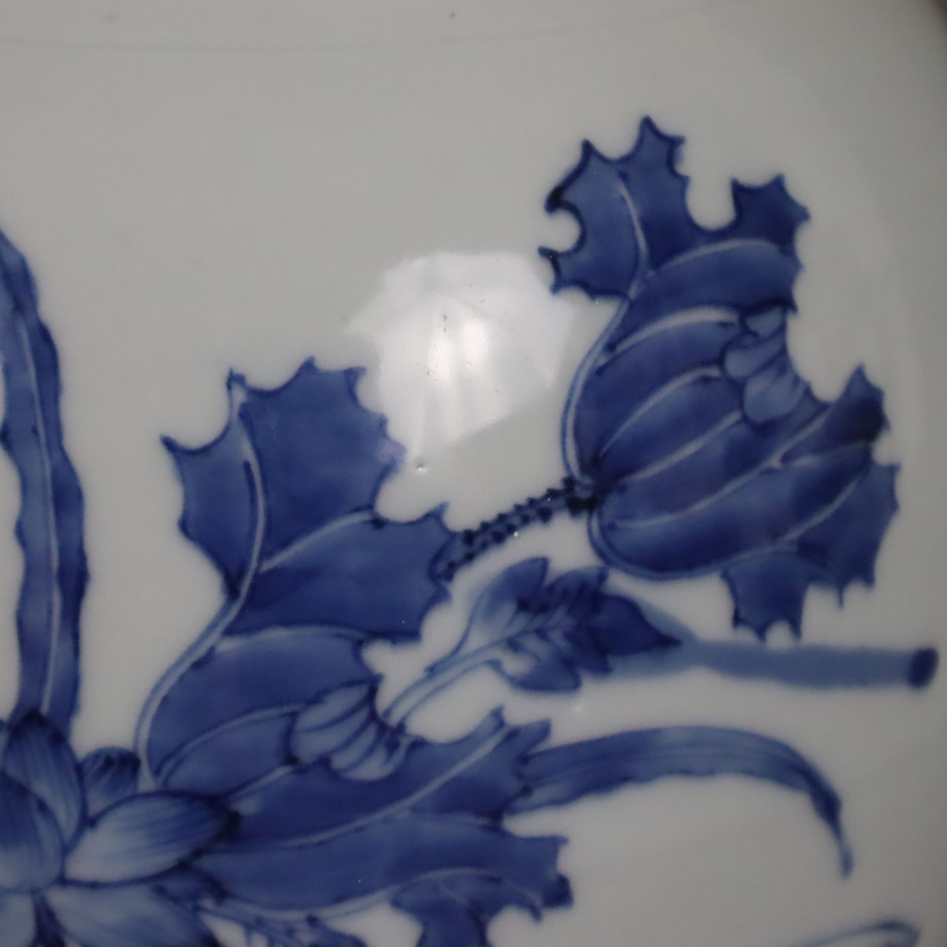 Blau-weiße Vase - China, frühe Qing-Dynastie, Porzellan, umlaufend in Unterglasurblau bemalt mit Bl - Bild 4 aus 10