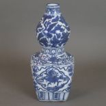 Blau-Weiße Doppelkürbisvase - China,Qing-Dynastie, Kalebassenform mit gekantetem unterem Gefäßkörpe