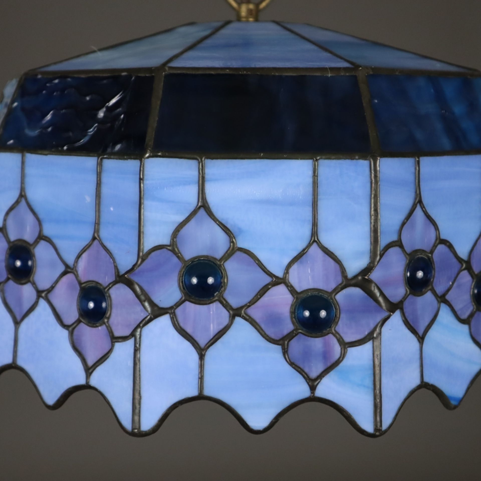 Deckenlampe im Tiffany-Stil - 10-eckiger Glasschirm in blauen und lilafarbenen Tönen, Bleibänder, s - Bild 2 aus 6