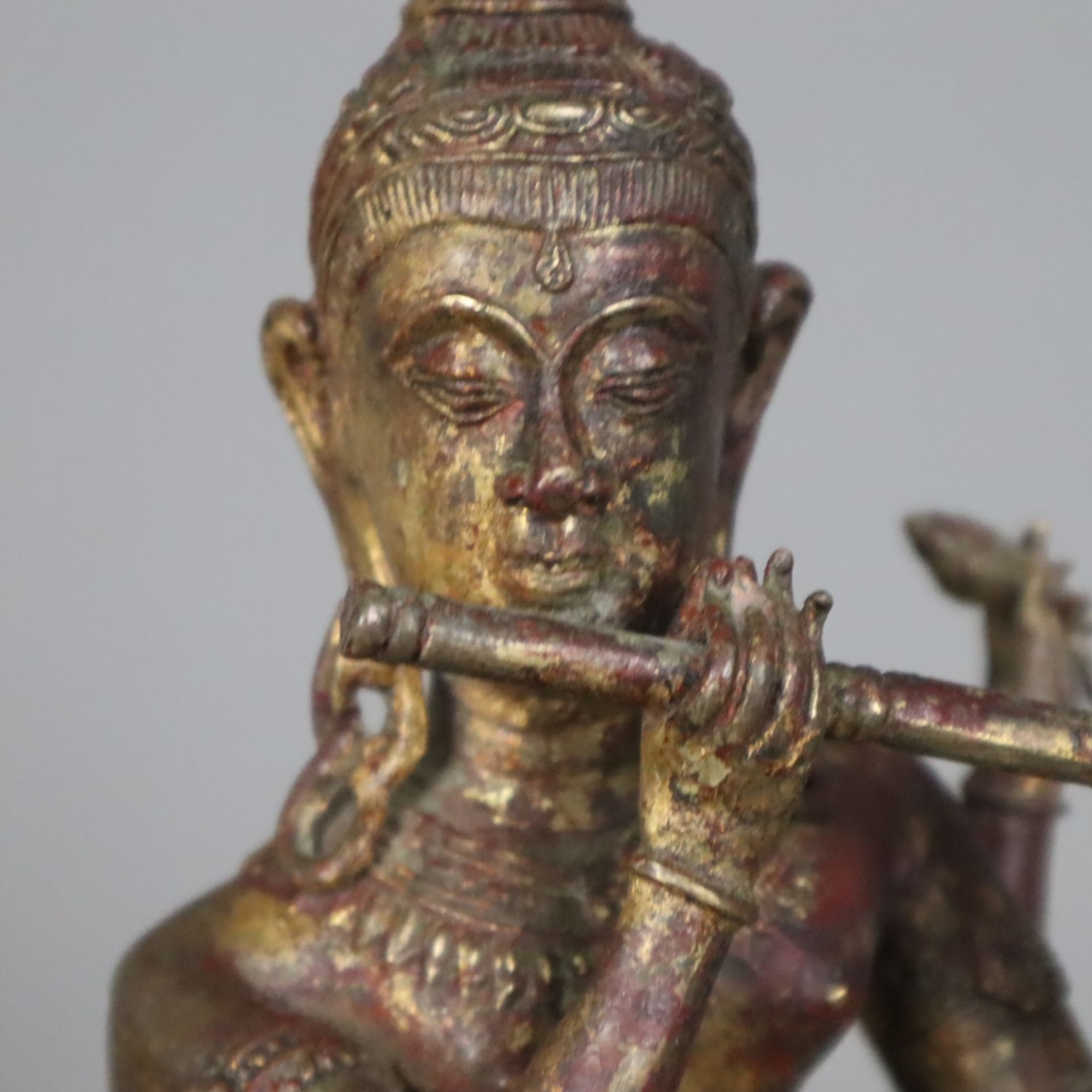 Krishnaitische Figur mit Flöte - Bronzelegierung mit Goldlackfassung, teils berieben, in typischer  - Bild 3 aus 10