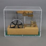 Kleine Modell-Dampfmaschine - im Holzkasten mit Plexiglasscheiben, ca.19 x 25 cm, funktionsfähig, v