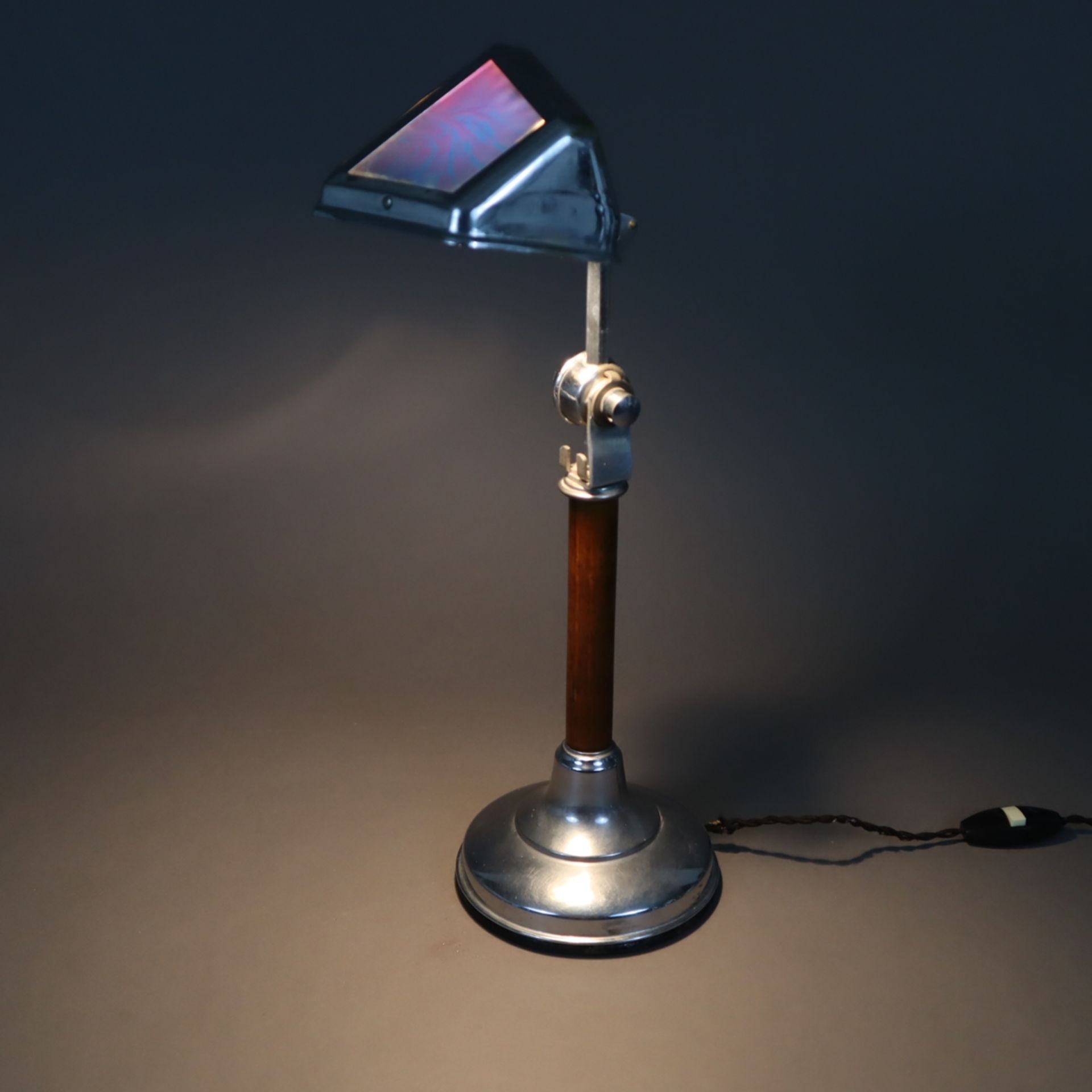 Art-Déco Tischlampe - 1.Hälfte 20.Jh., verchromtes Messing/Holz/Glas, trichterförmiger Standfuß, zy - Bild 7 aus 9