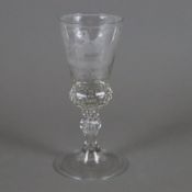 Kelchglas - 19.Jh. oder früher, farbloses Glas, facettiert, geschliffen, schauseitig mit Reitermoti